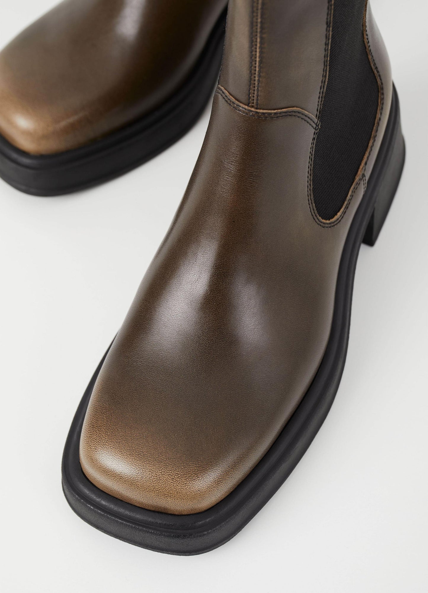 Bottines Chelsea en cuir certifié | Taupe "dorah mud"