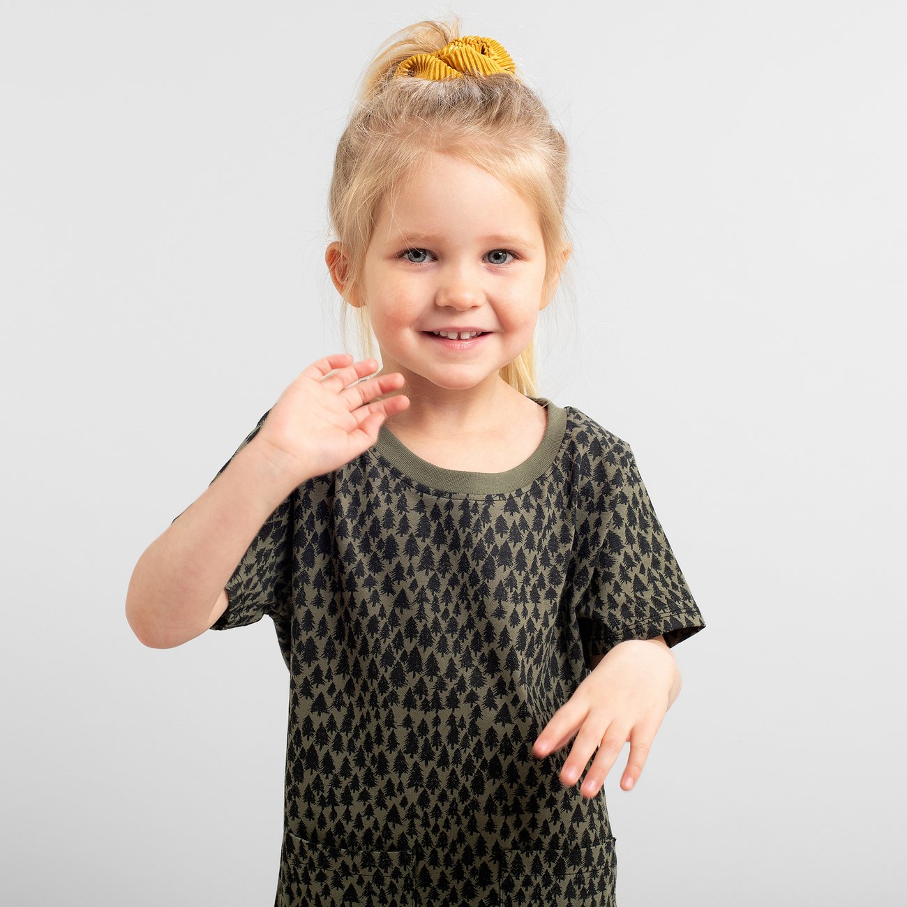 Robe t-shirt verte à motifs en coton bio - vetlanda trees leaf green