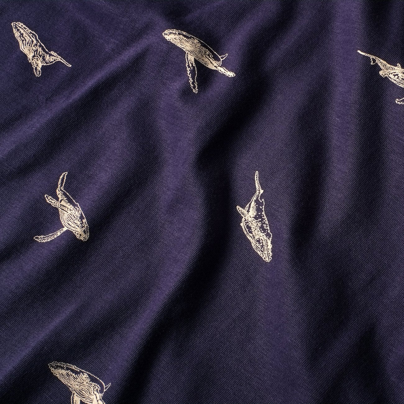 Robe t-shirt marine à motifs en coton bio - vetlanda whales navy