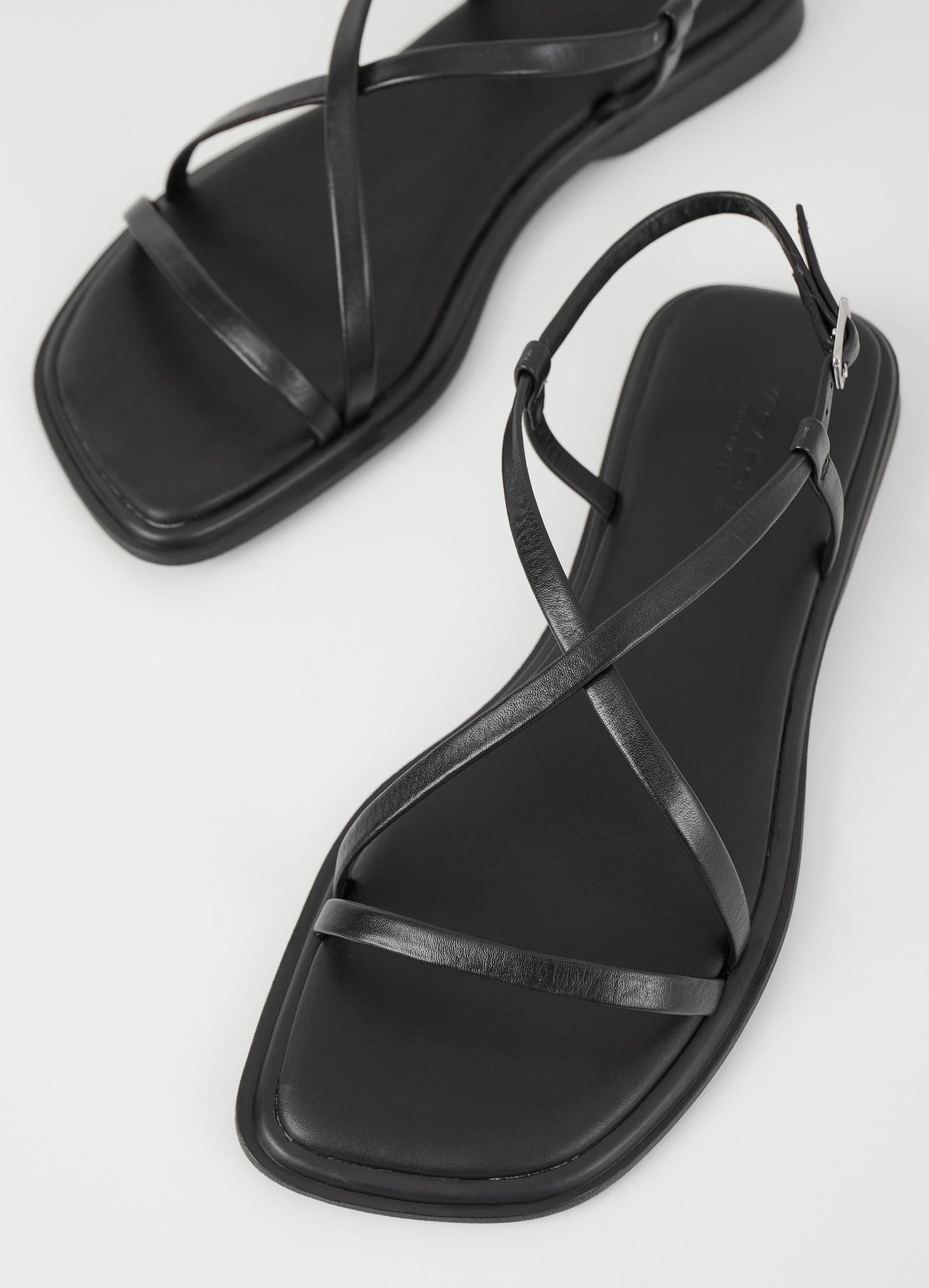 Sandales plate en cuir certifié | noir "izzy black"