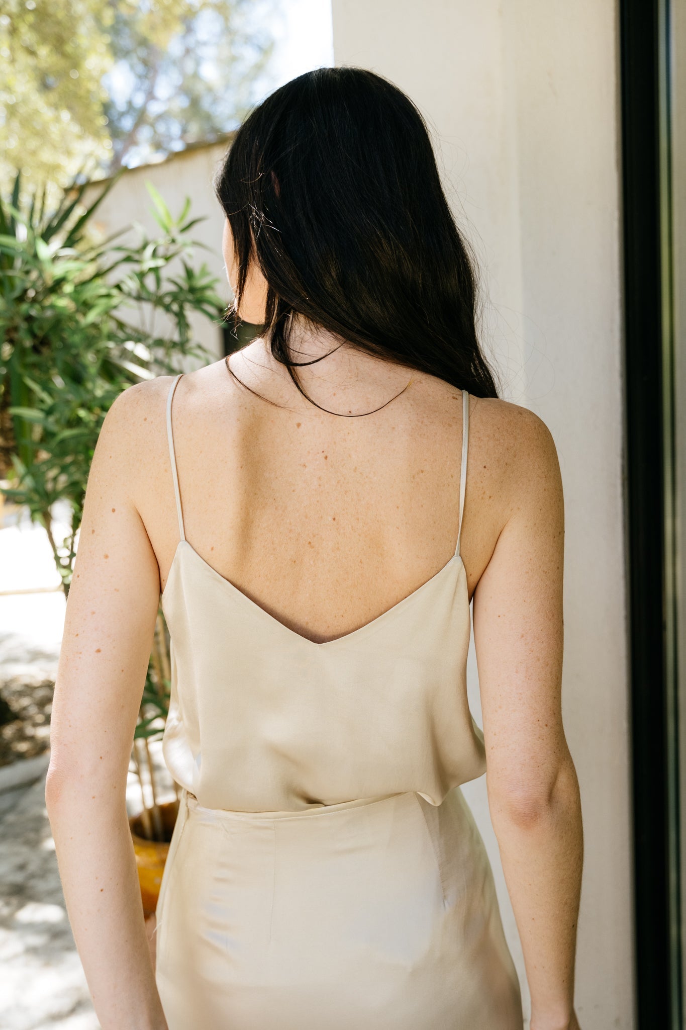 Top satiné col V en viscose enka | écru "maud ivory"