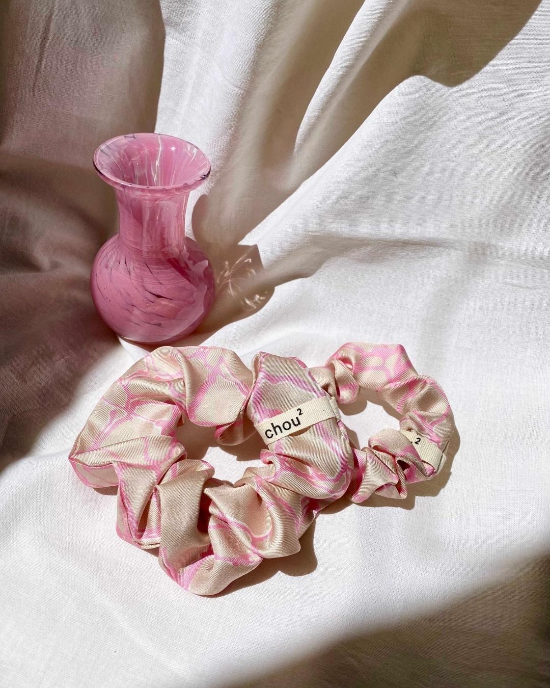 Chouchou marbré rose en soie upcyclée - grand
