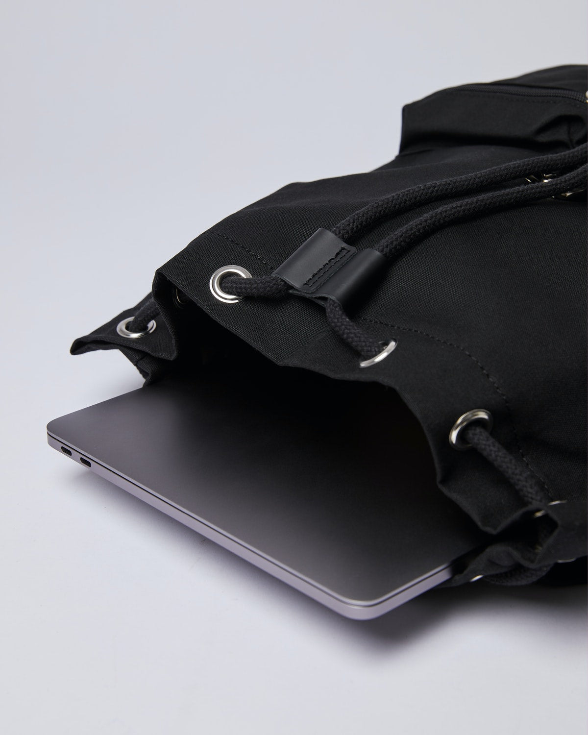 Sac à dos en coton bio et matière recyclée | noir "Roald black"