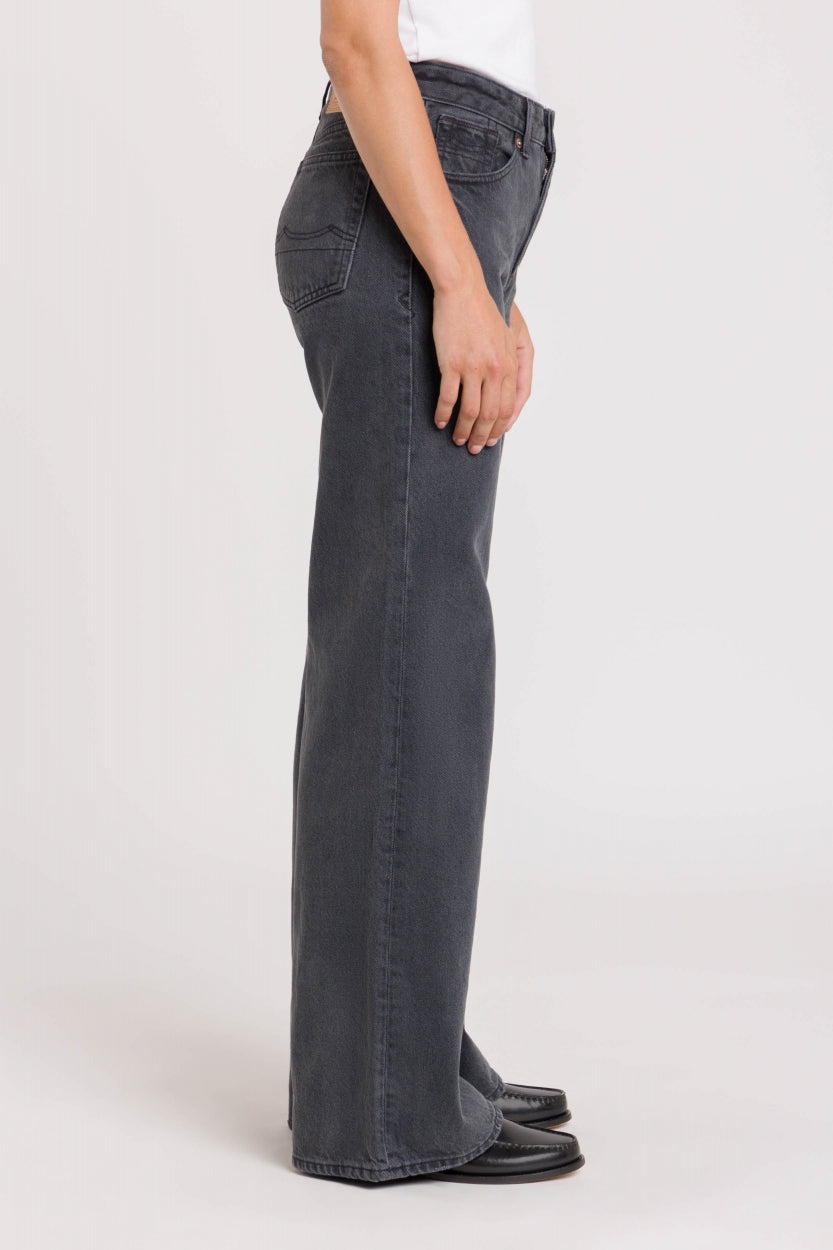 Jean ample en coton recyclé | noir "jane - eco recycled grey worn"
