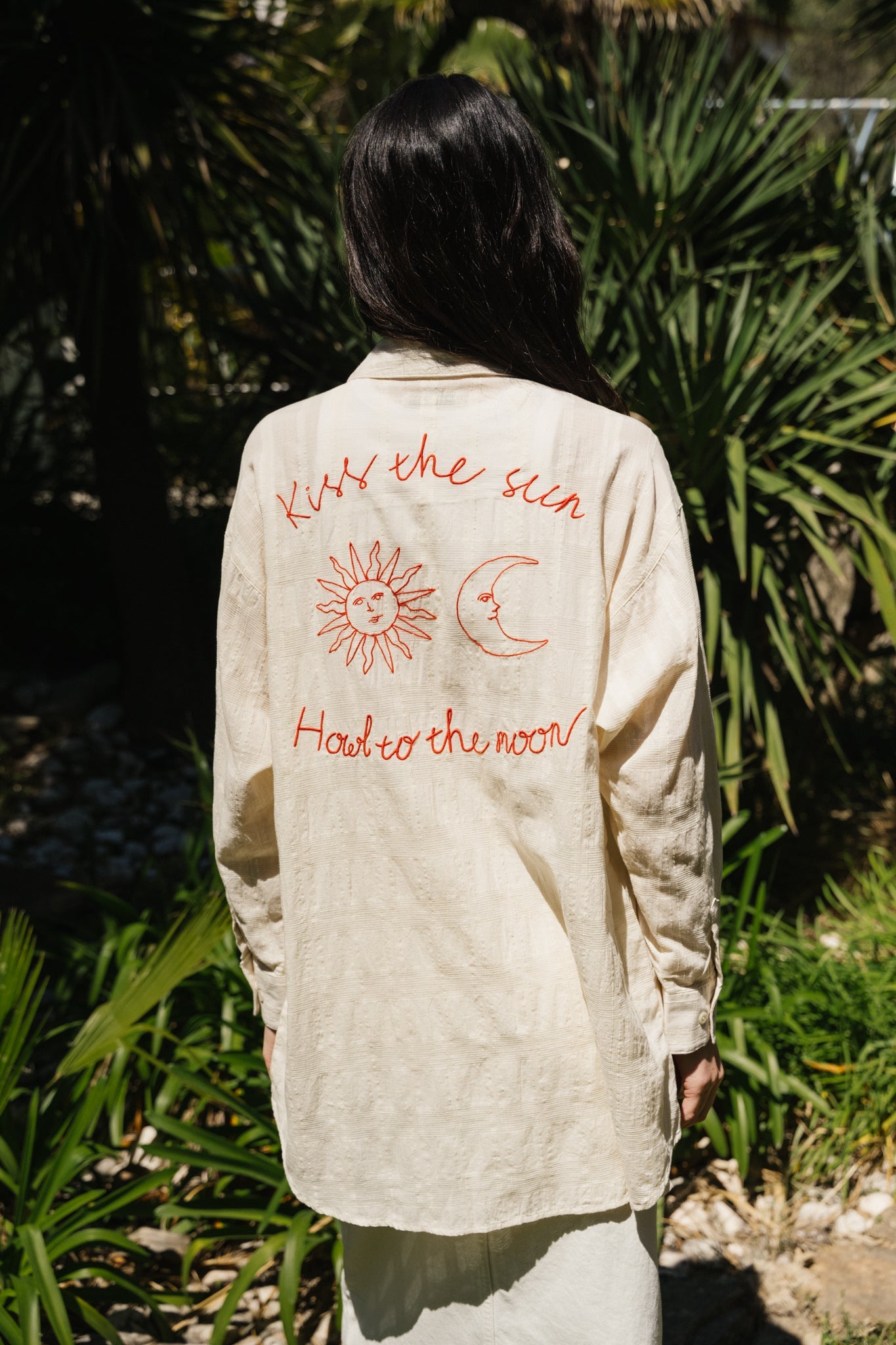 Chemise ample brodée en coton bio | Beige et rouge "monica embroidered shirt offwhite"