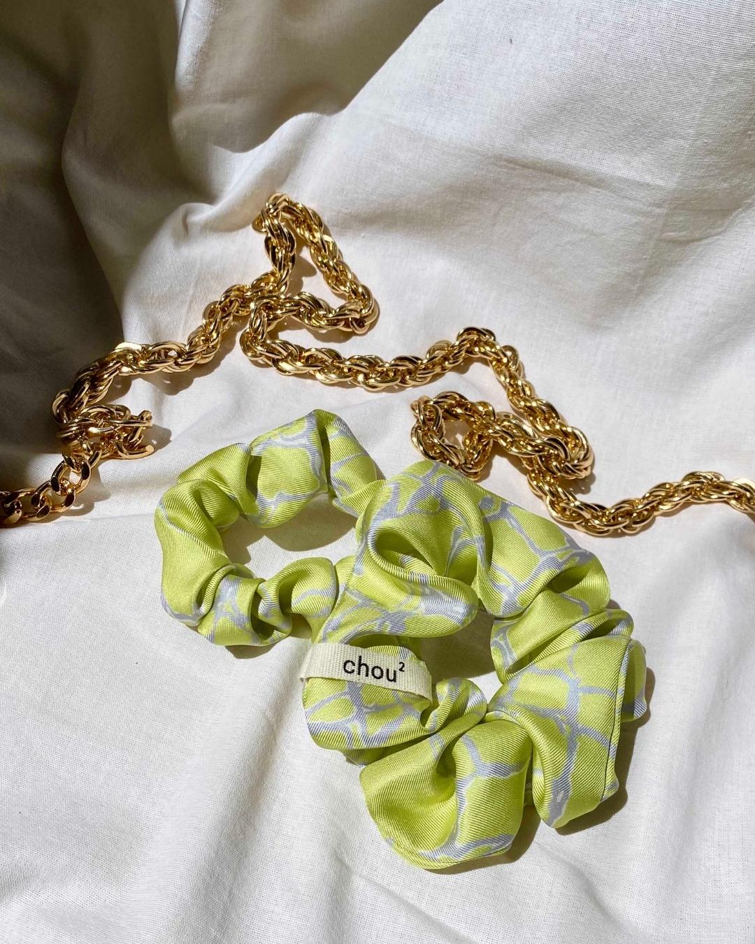Chouchou marbré vert citron en soie upcyclée - petit