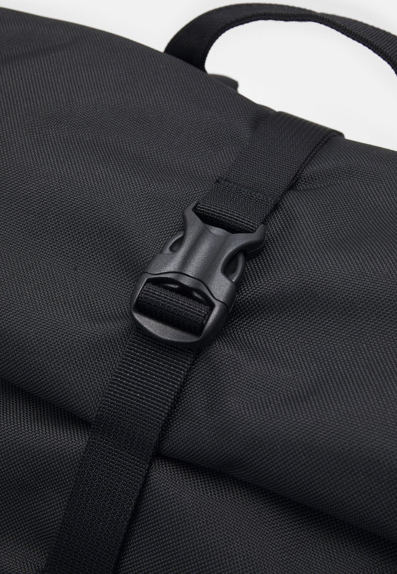 Sac à dos noir en matières recyclées - arbor roll top pack black