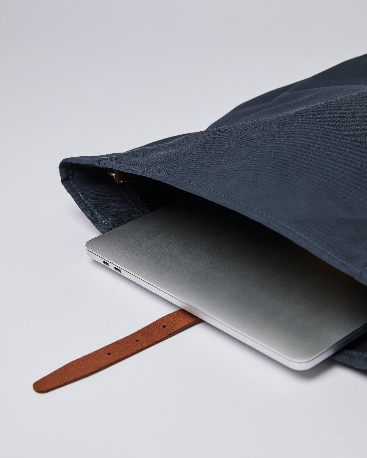 Sac à dos roll-top en recyclé | Marine "dante navy with cognac brown leather"