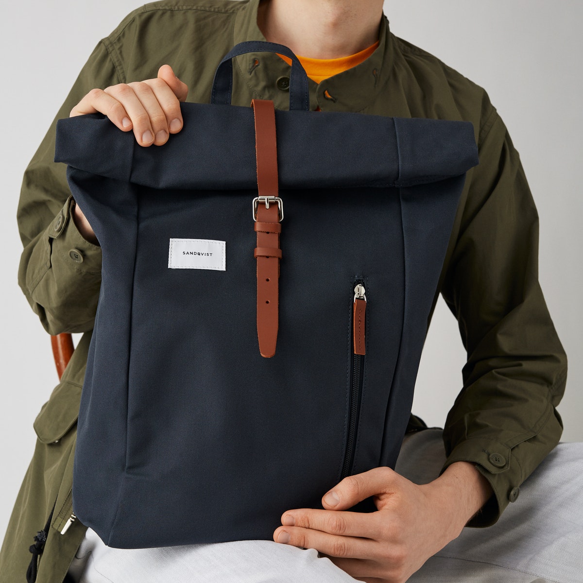 Sac à dos roll-top en recyclé | Marine "dante navy with cognac brown leather"