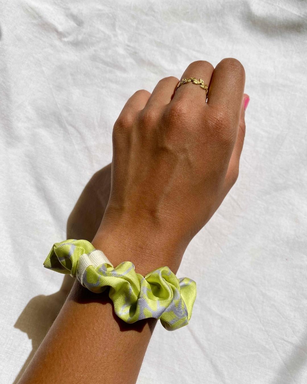 Chouchou marbré vert citron en soie upcyclée - petit