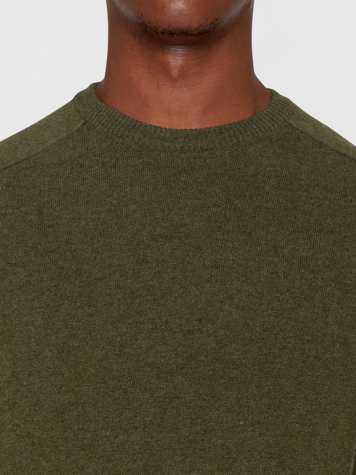 Pull en maille vert forêt en laine bio - basic o-neck knit forrest night