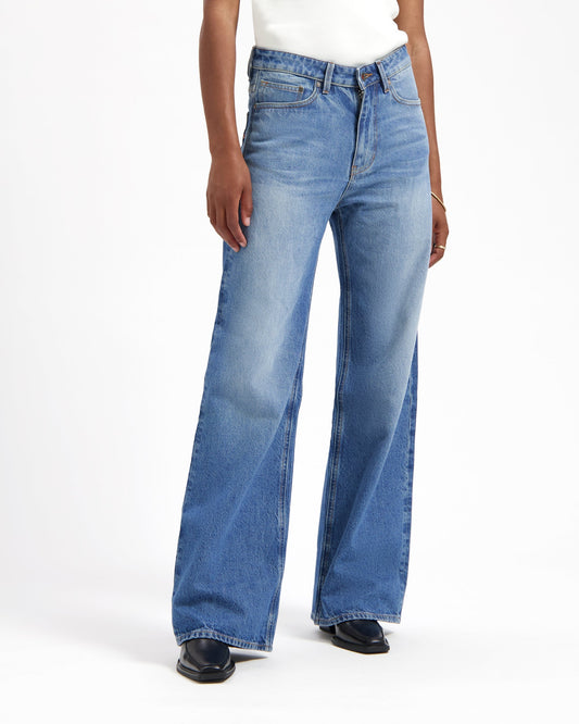 Jean évasé en coton bio et recyclé | bleu "harper loose flare rosebowl blue"