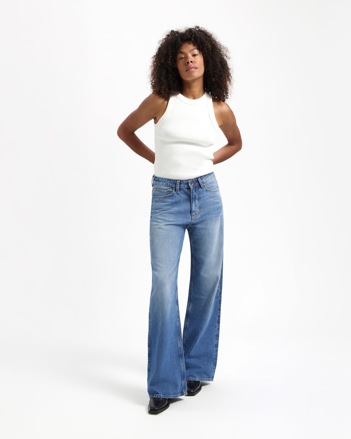 Jean évasé en coton bio et recyclé | bleu "harper loose flare rosebowl blue"