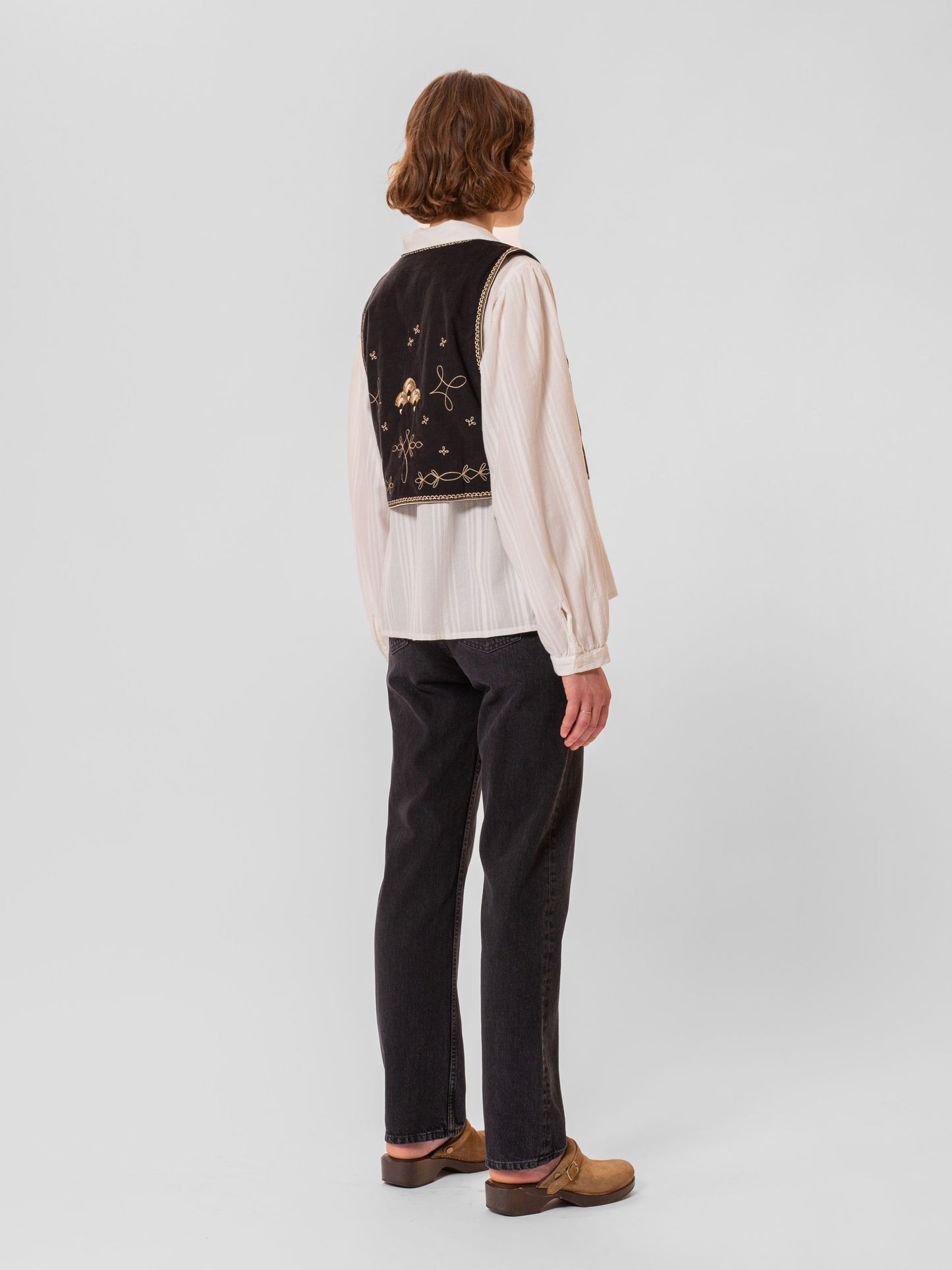 Gilet brodé sans manches en coton bio | noir "vera embroidered vest black"
