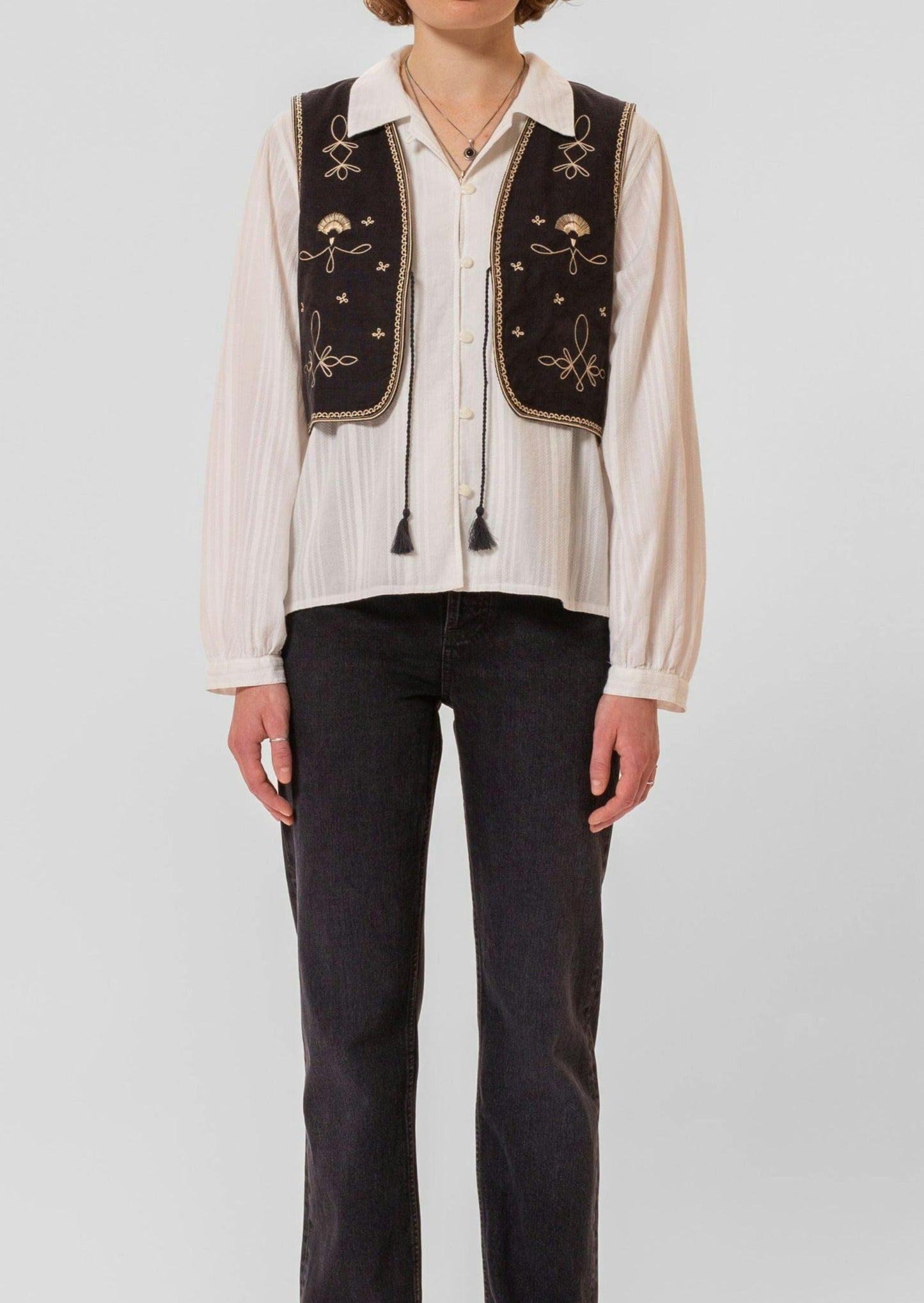 Gilet brodé sans manches en coton bio | noir "vera embroidered vest black"