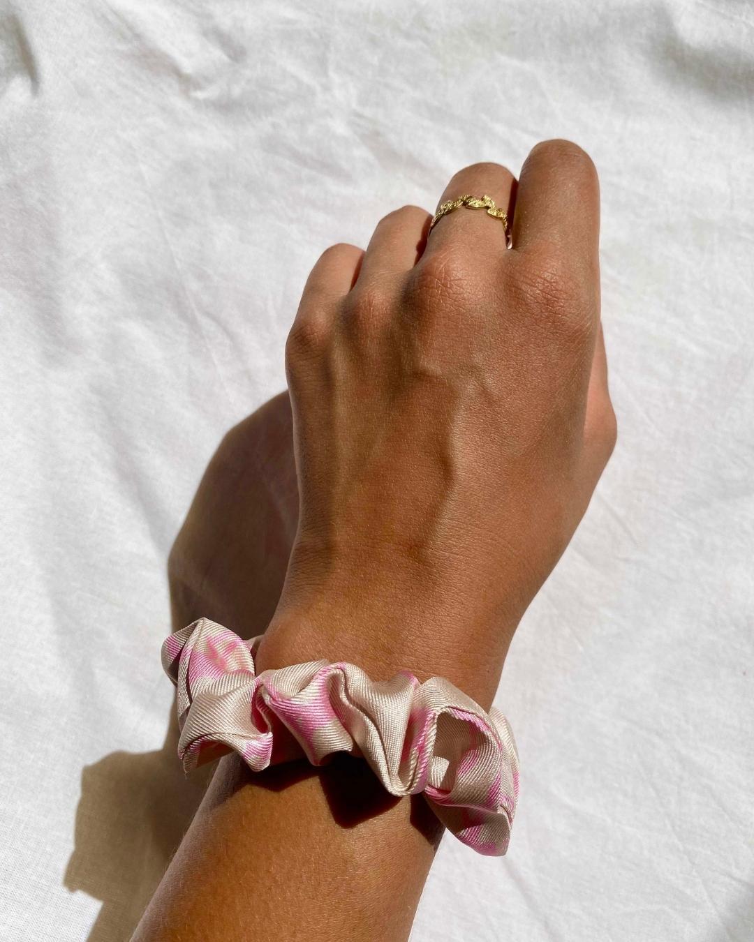 Chouchou marbré rose en soie upcyclée - petit