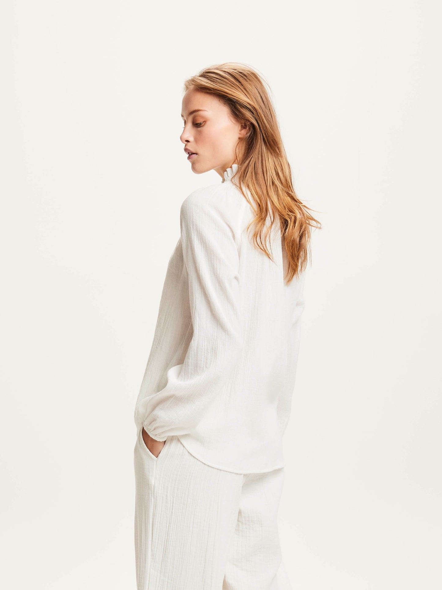 Blouse blanche en coton bio - JACINTA ruffle stand blouse snow white