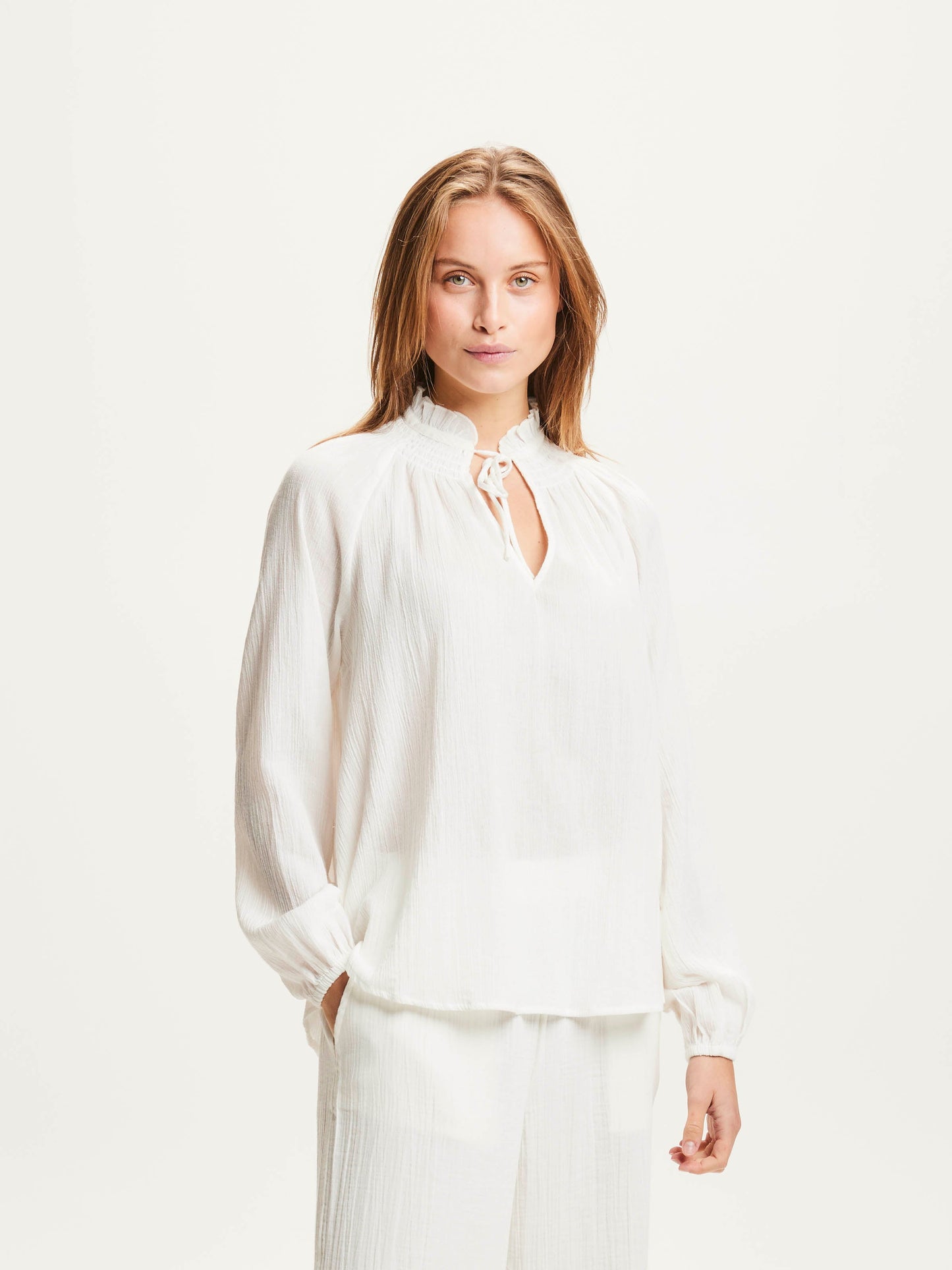 Blouse blanche en coton bio - JACINTA ruffle stand blouse snow white