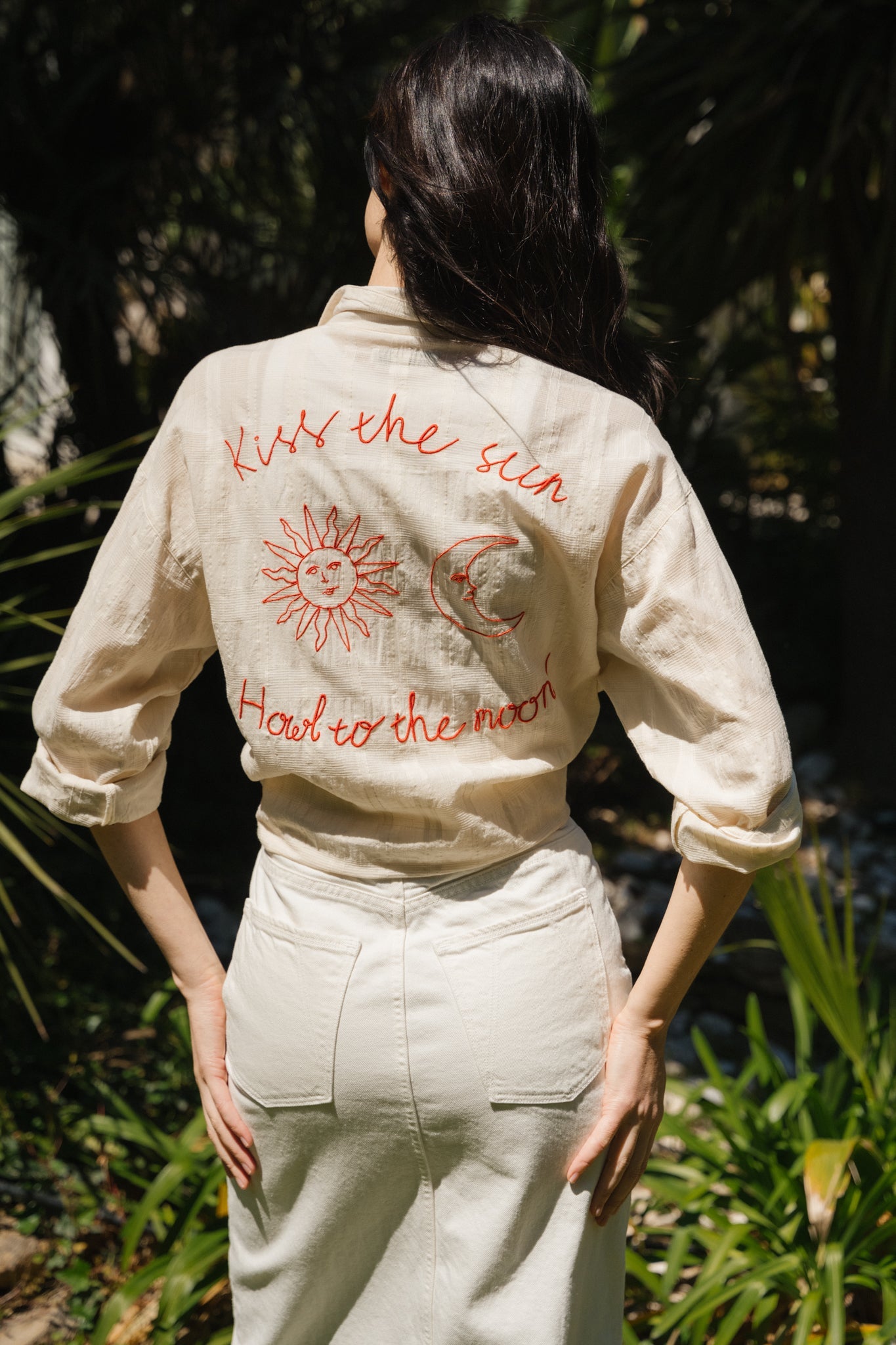 Chemise ample brodée en coton bio | Beige et rouge "monica embroidered shirt offwhite"