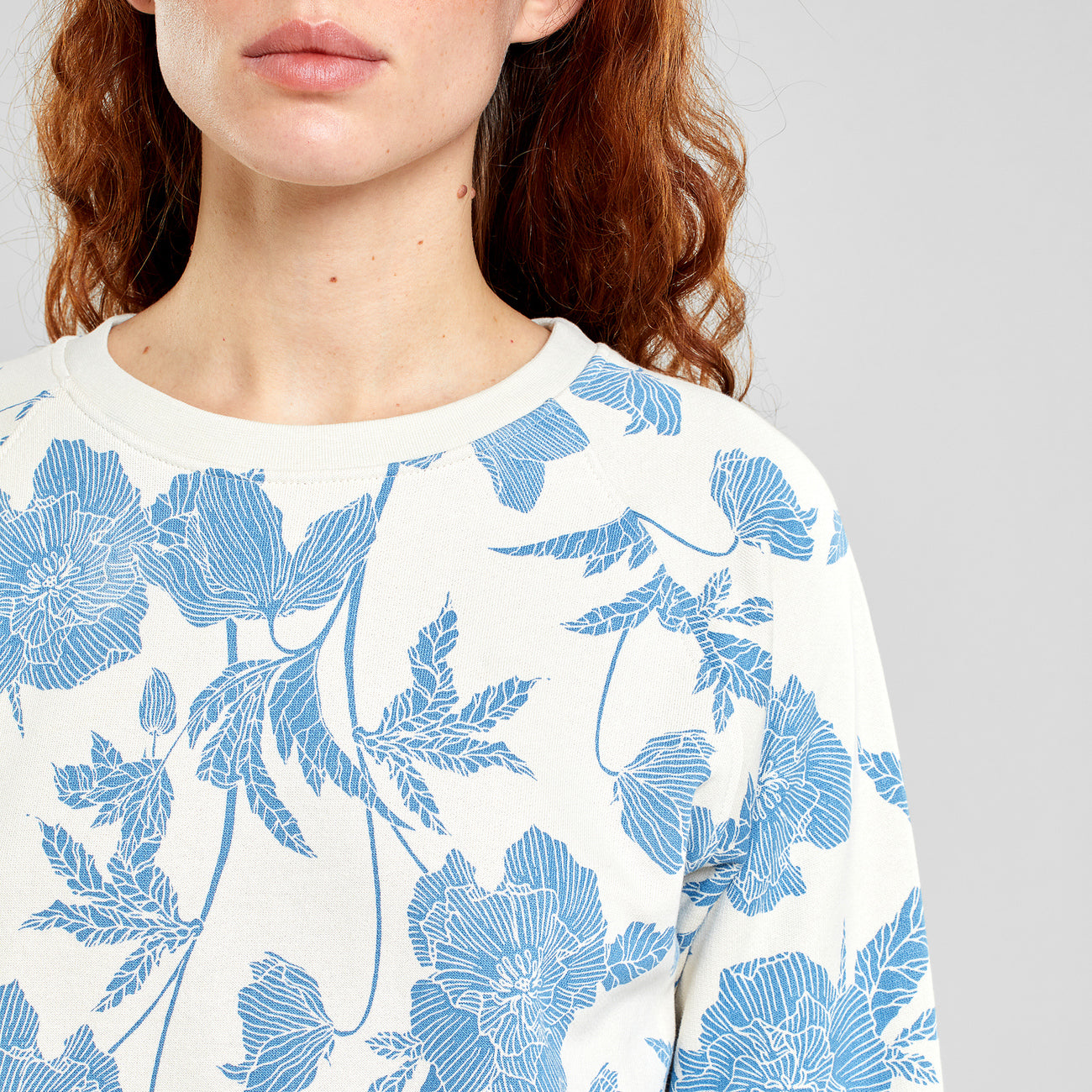 Sweat en coton bio | blanc à motif "sweatshirt ystad duotone floral oat white rainy day"