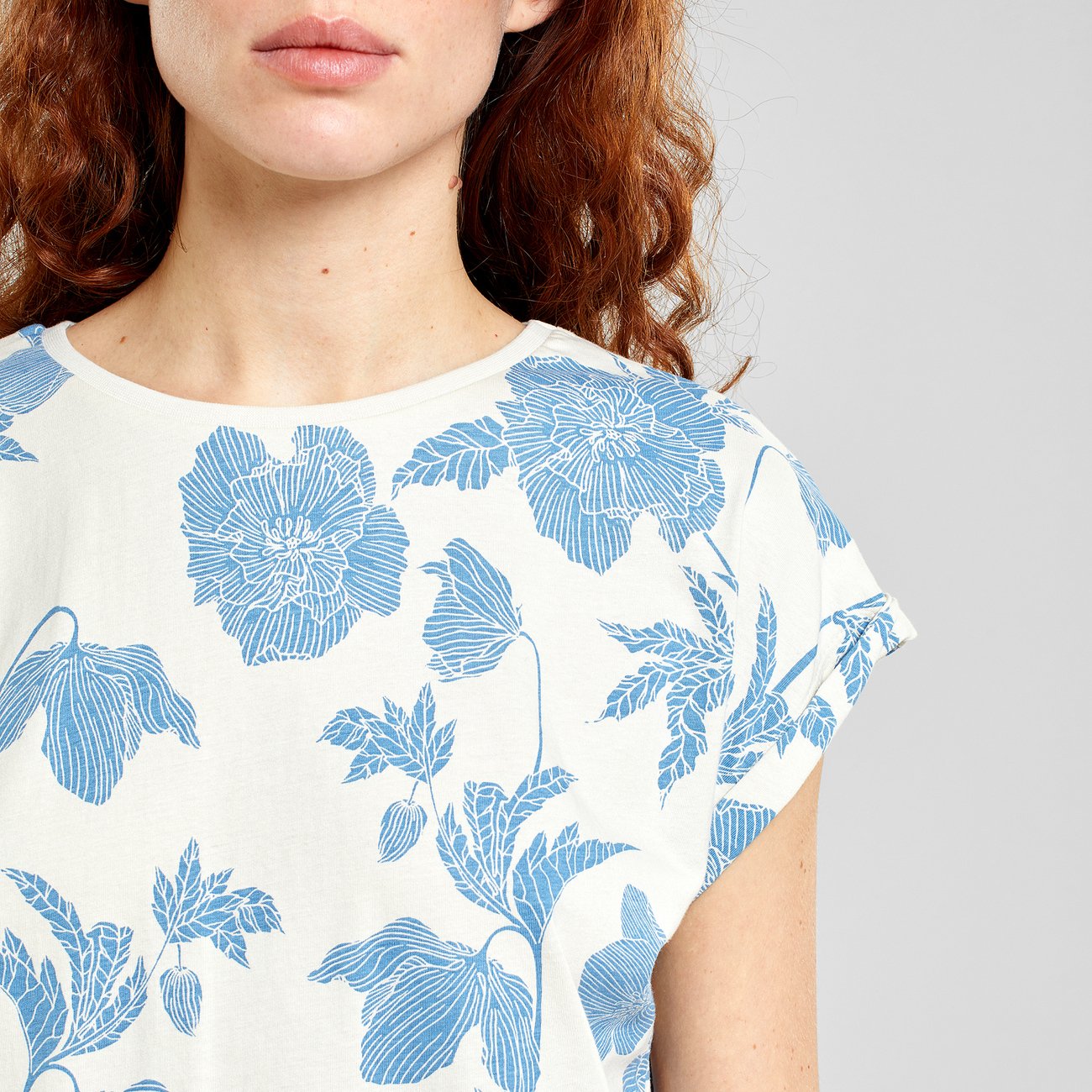 T-shirt en coton bio | Imprimé floral "visby duotone floral oat white rainy day"