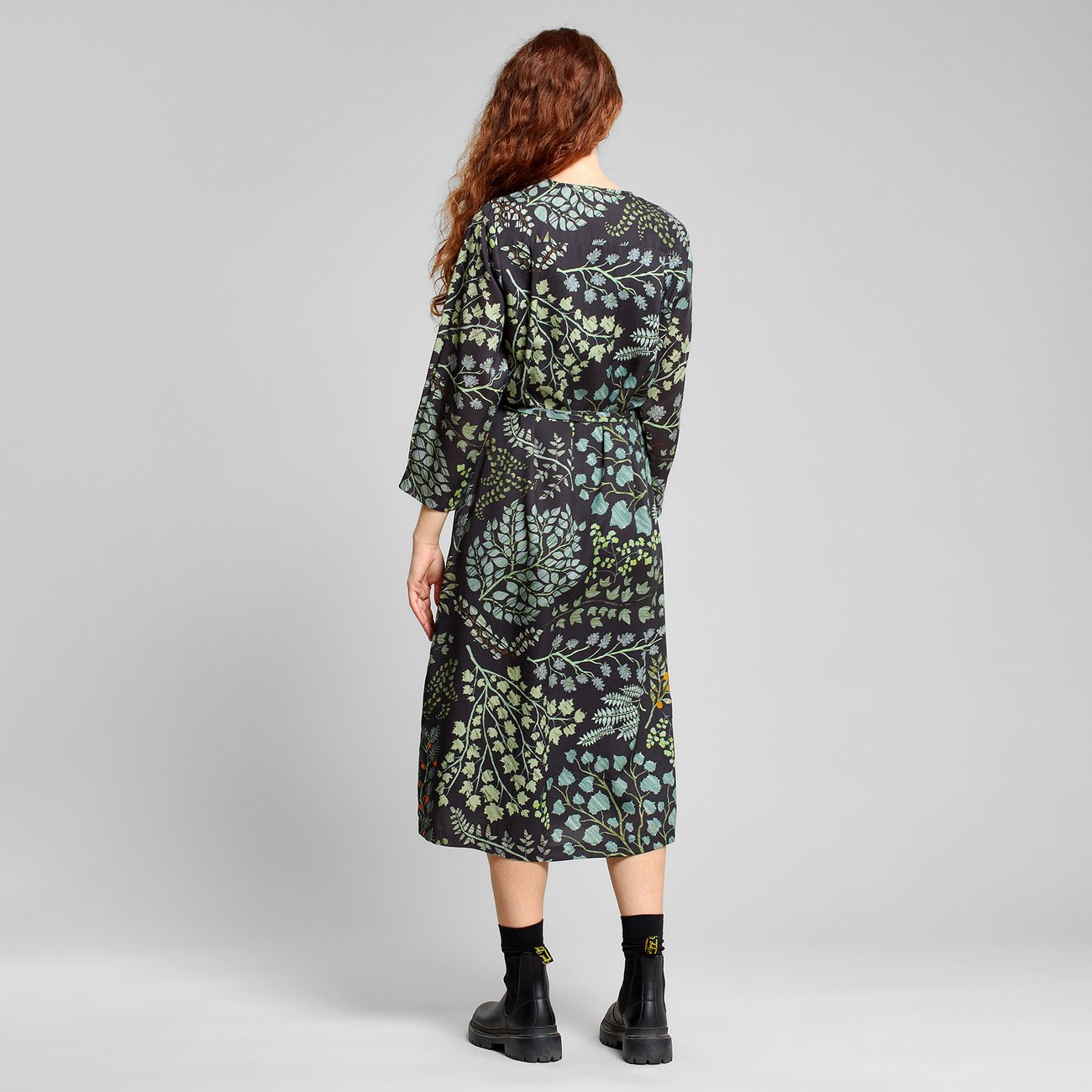 Robe midi en tencel | Motifs floraux "wrap dress smygehuk botanical quilt black"