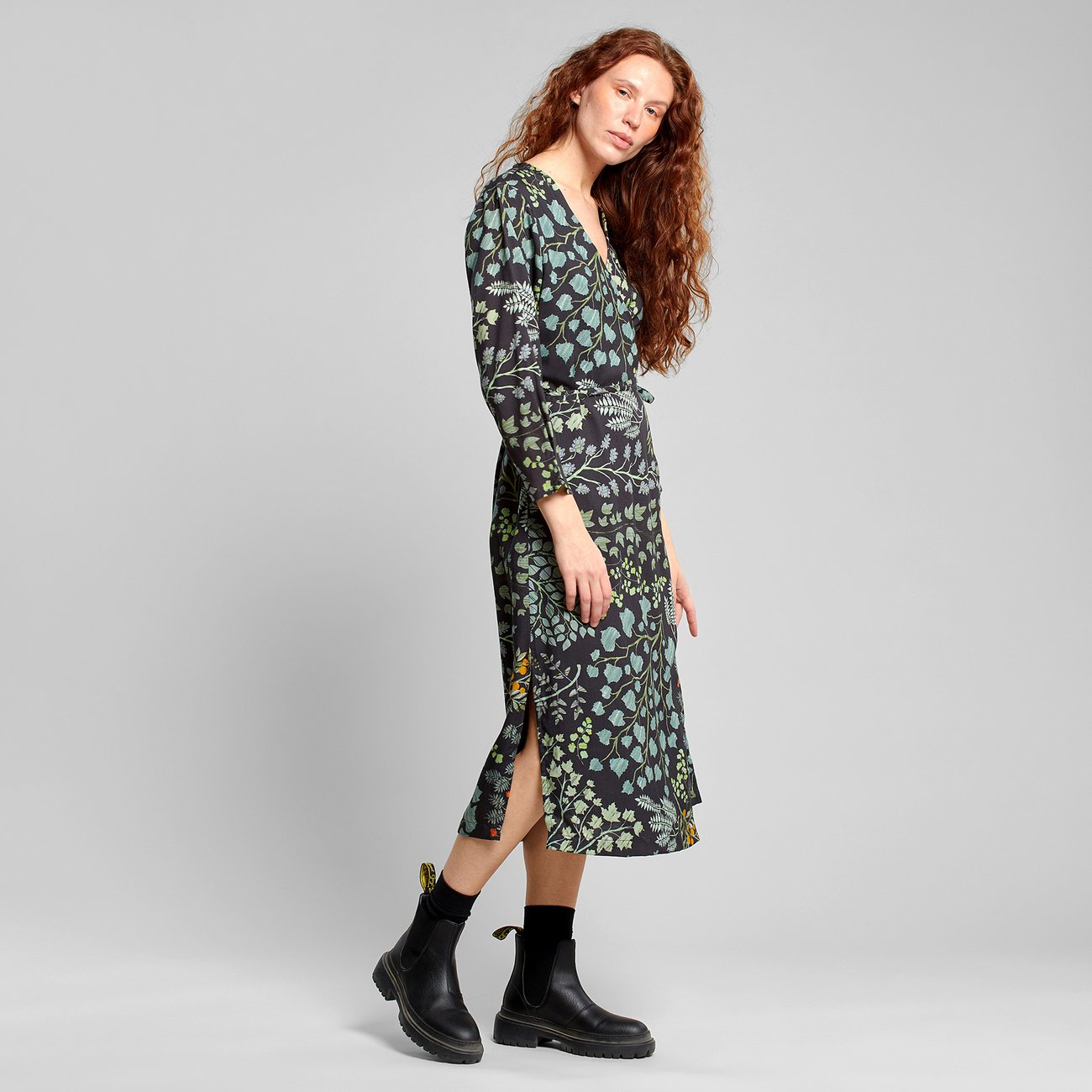Robe midi en tencel | Motifs floraux "wrap dress smygehuk botanical quilt black"