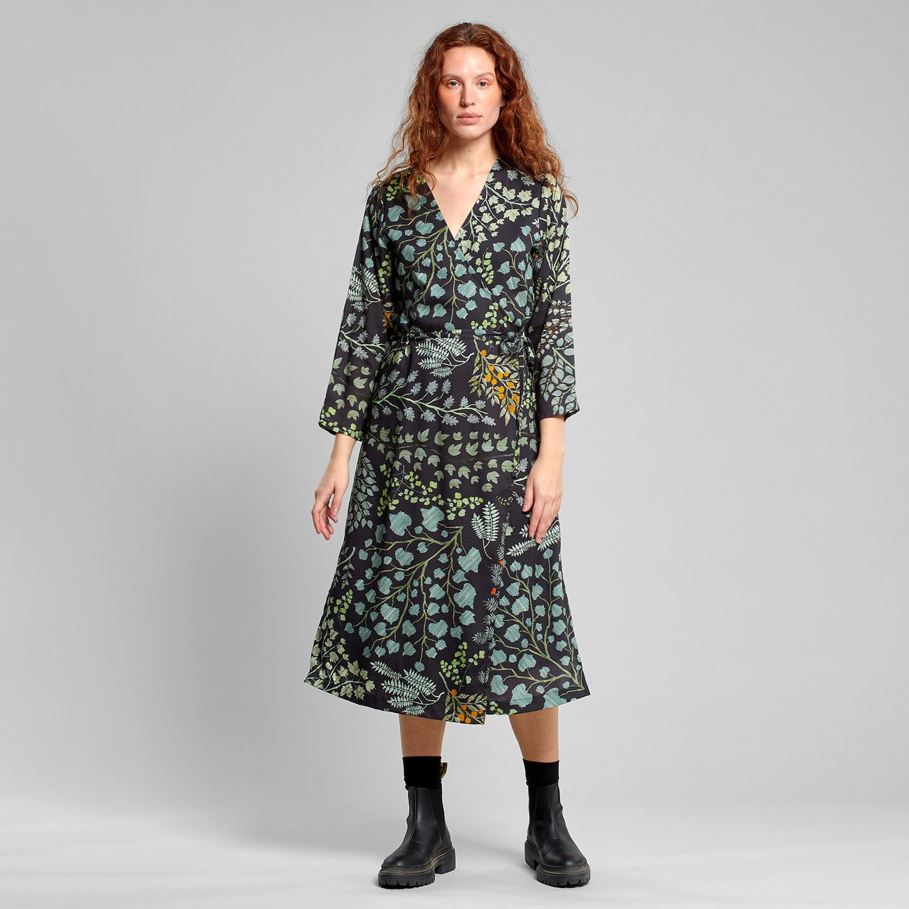 Robe midi en tencel | Motifs floraux "wrap dress smygehuk botanical quilt black"