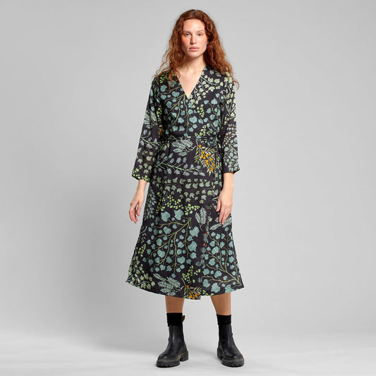 Robe midi en tencel | Motifs floraux "wrap dress smygehuk botanical quilt black"