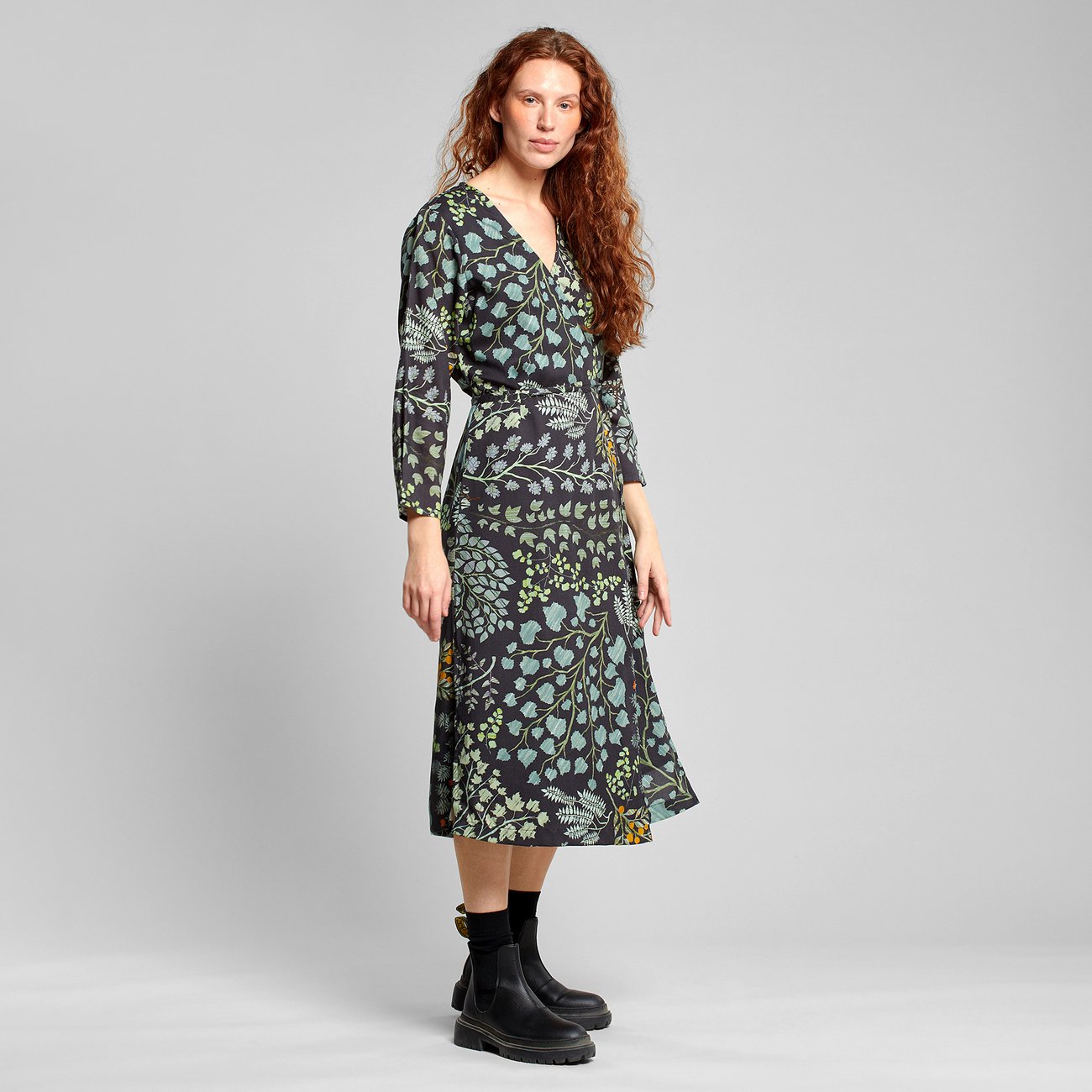Robe midi en tencel | Motifs floraux "wrap dress smygehuk botanical quilt black"