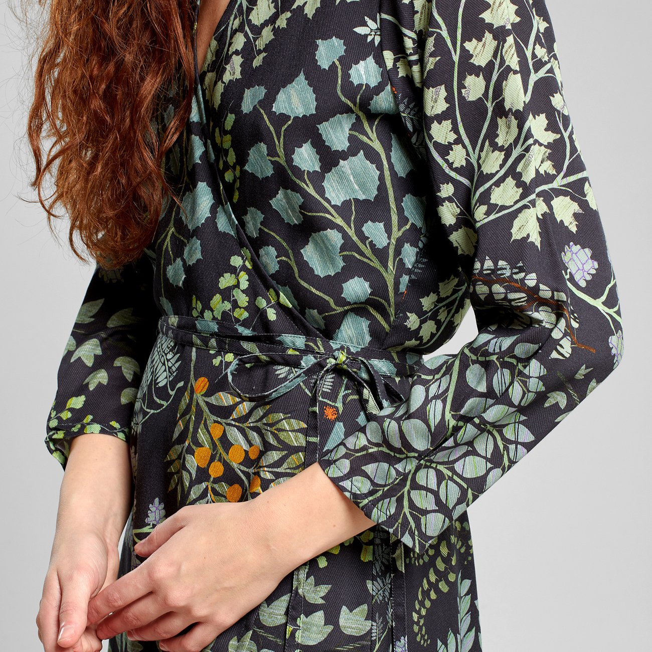 Robe midi en tencel | Motifs floraux "wrap dress smygehuk botanical quilt black"