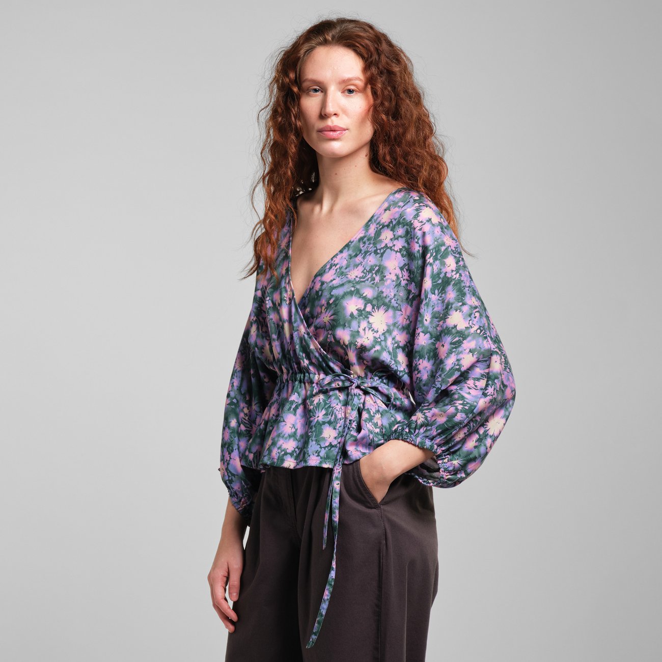 Blouse en lyocell | fleurie "wrap top rosenvik blurred flowers purple"
