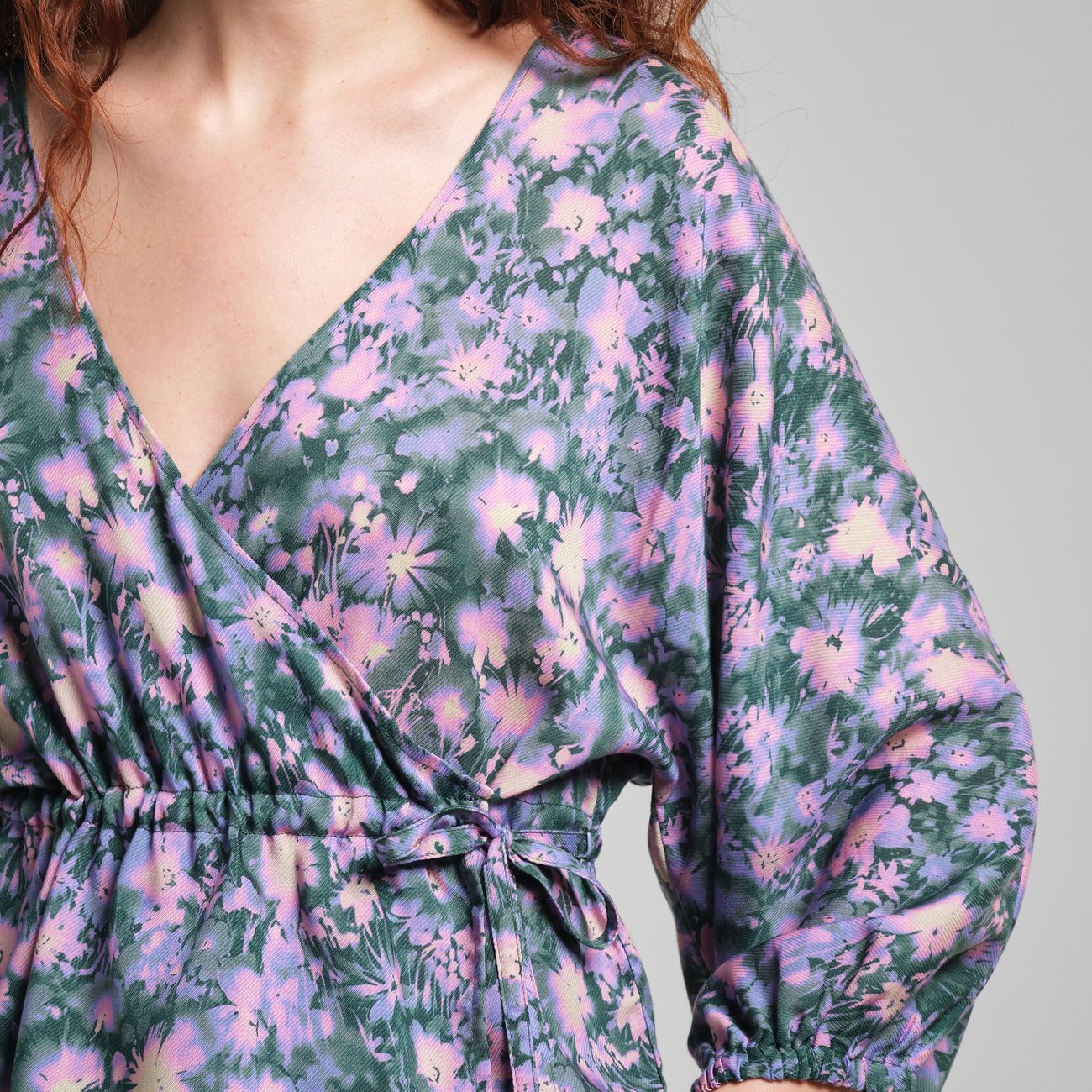 Blouse en lyocell | fleurie "wrap top rosenvik blurred flowers purple"