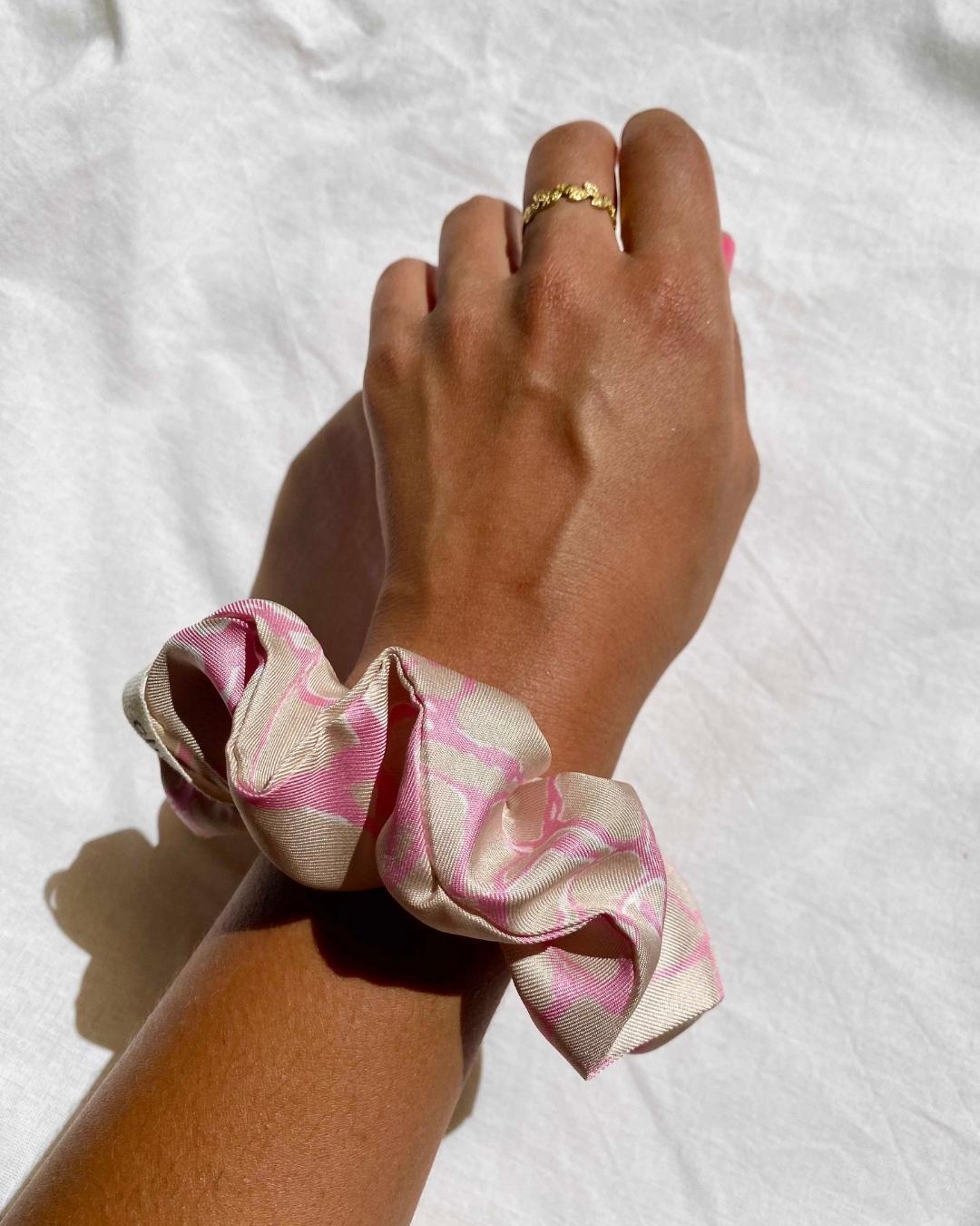 Chouchou marbré rose en soie upcyclée - grand