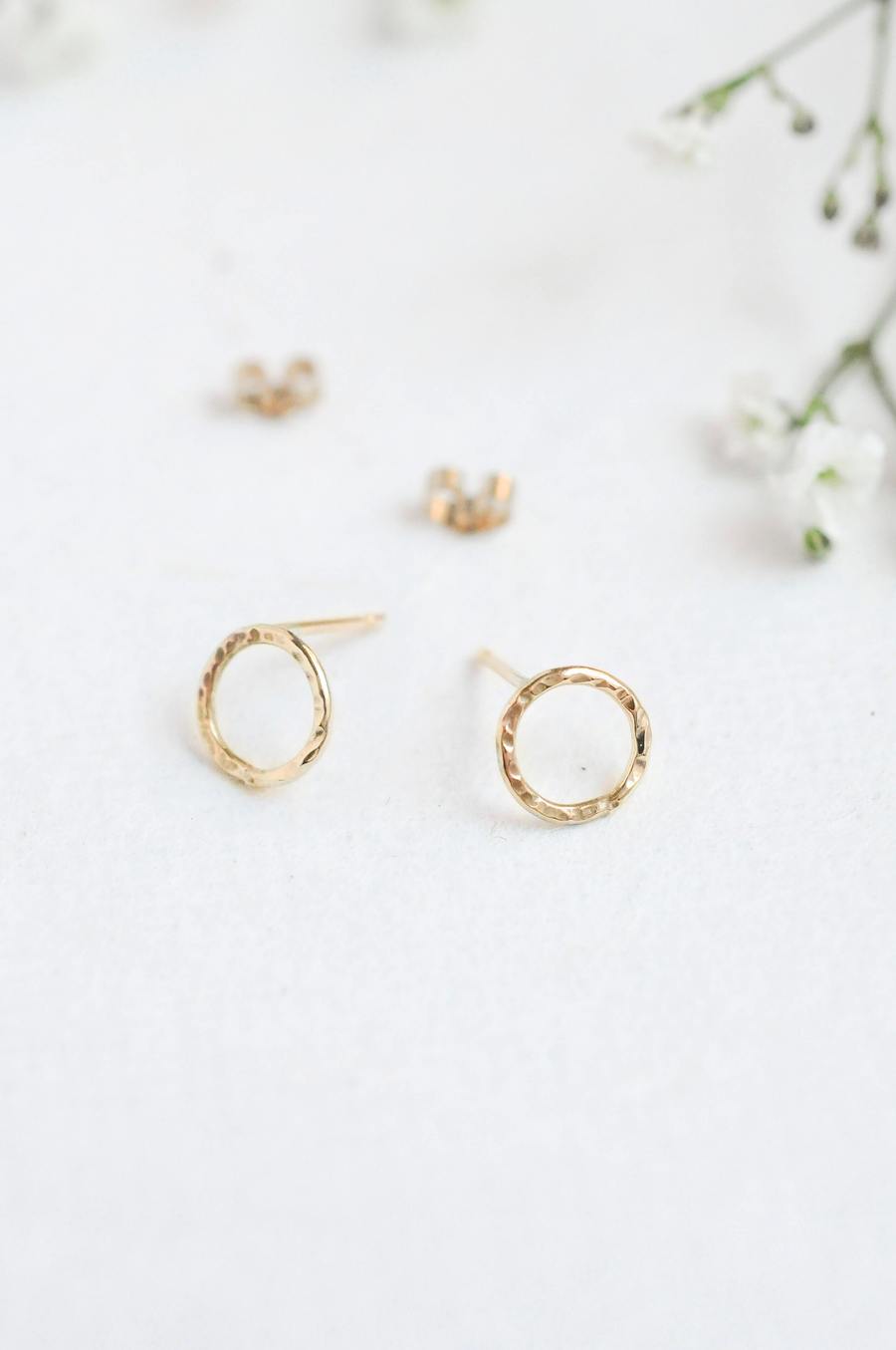 Boucles d'oreilles rondes en or martelé recyclé - small gold hammered circle stud