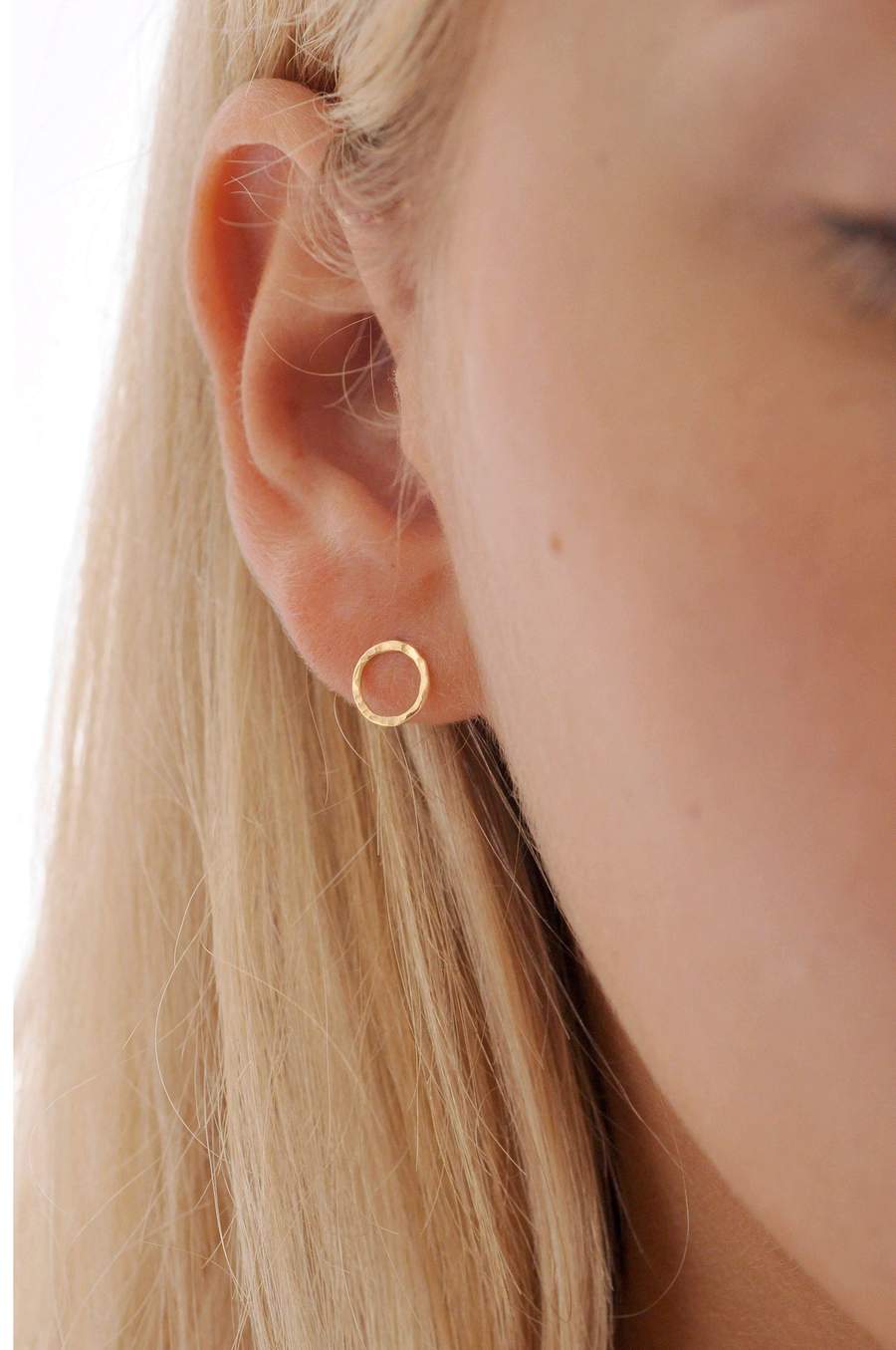 Boucles d'oreilles rondes en or martelé recyclé - small gold hammered circle stud