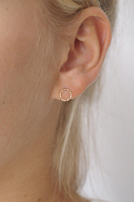 Boucles d'oreilles rondes en or martelé recyclé - small gold hammered circle stud