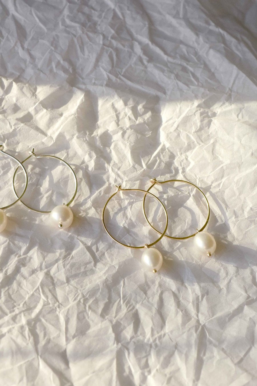 Boucles d'oreilles avec perle en or recyclé - gold pearl hoops