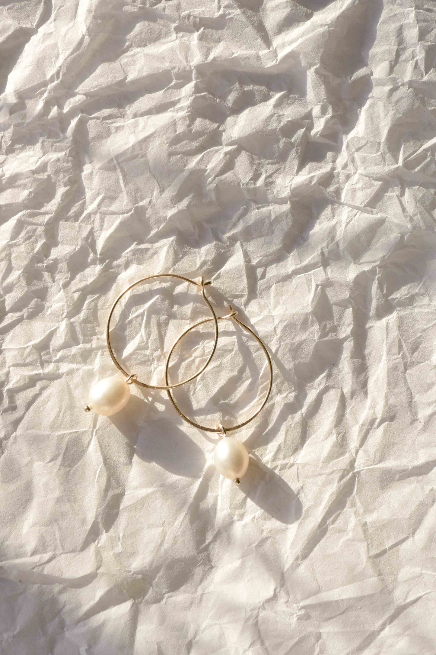 Boucles d'oreilles avec perle en or recyclé - gold pearl hoops