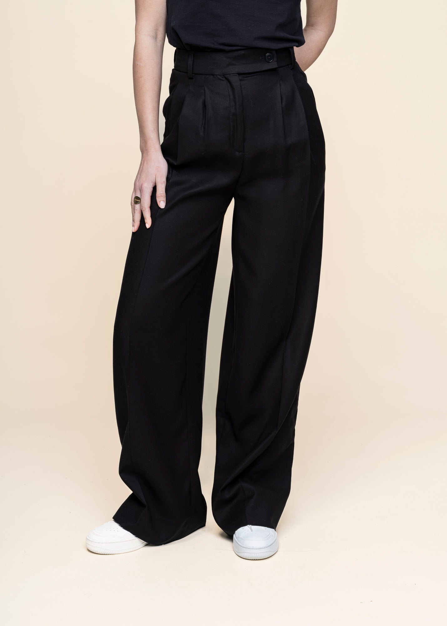 Pantalon à pinces ample en ecovero | noir "kaayua - black"