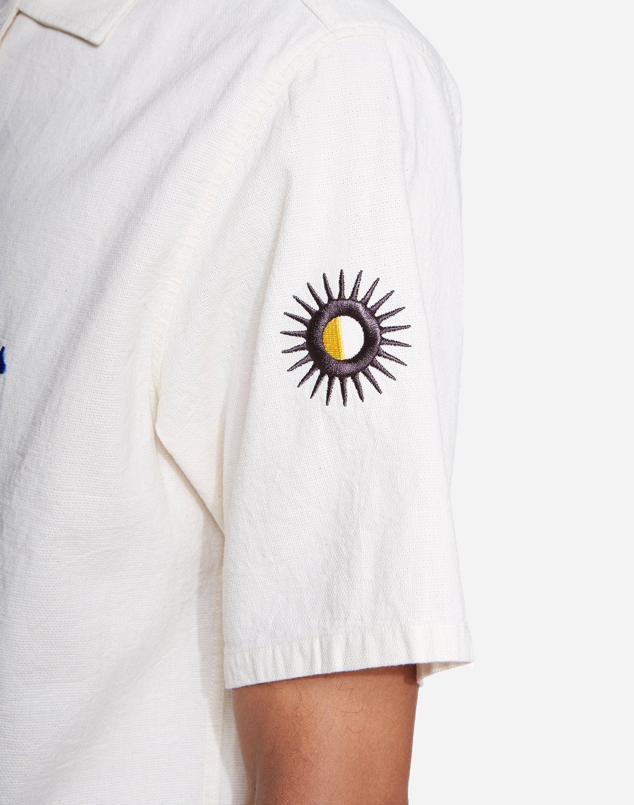 Chemise manches courtes brodée en coton bio | blanc "aloha atoum"