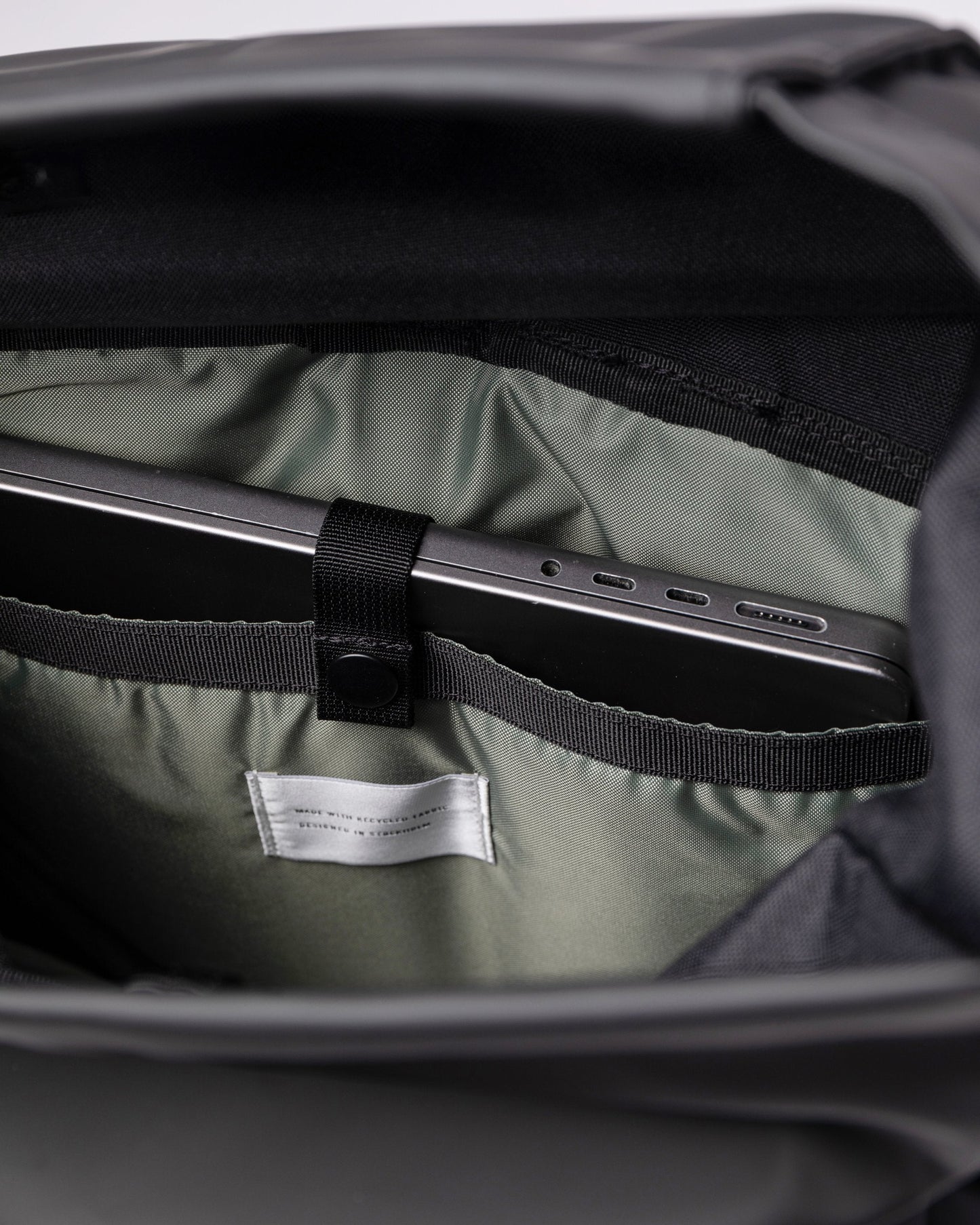 Sac à dos imperméable en matières recyclé | noir "arnold black"