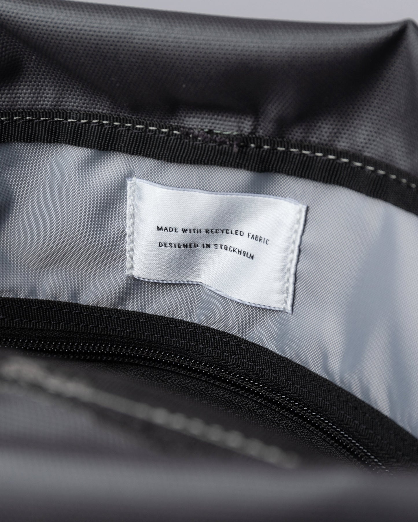Sac à dos vegan rolltop gris foncé en matière recyclée - arvid multi dark