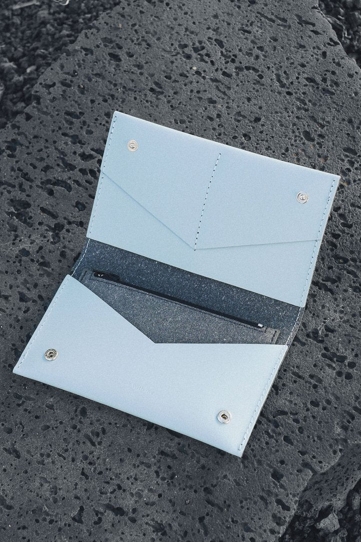 Portefeuille bleu ciel en cuir recyclé - flat purse