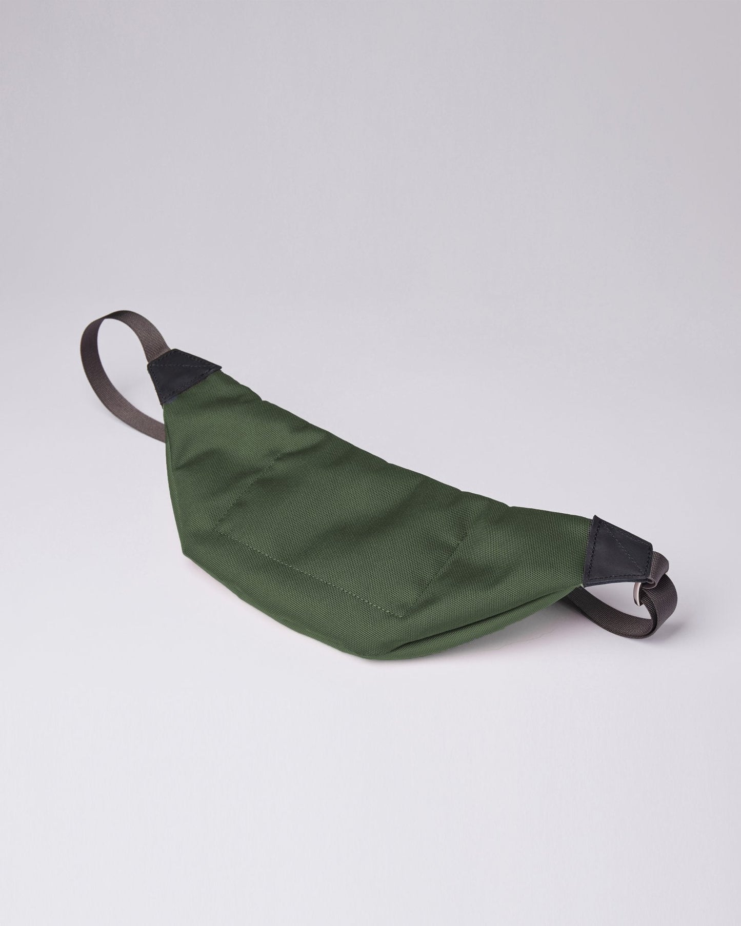 Banane en matière recyclée | kaki "aste dawn green"