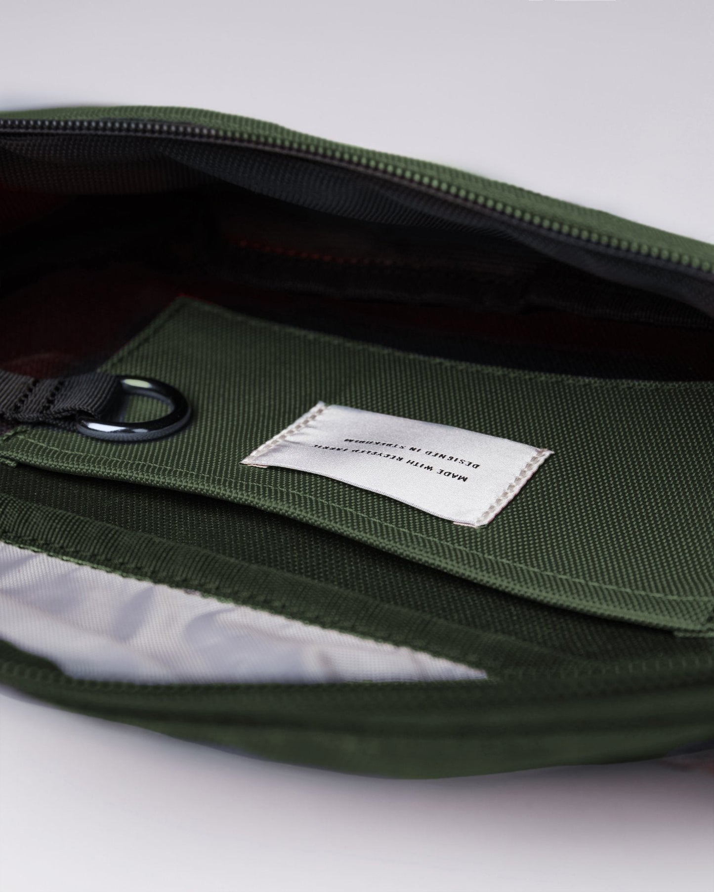 Banane en matière recyclée | kaki "aste dawn green"