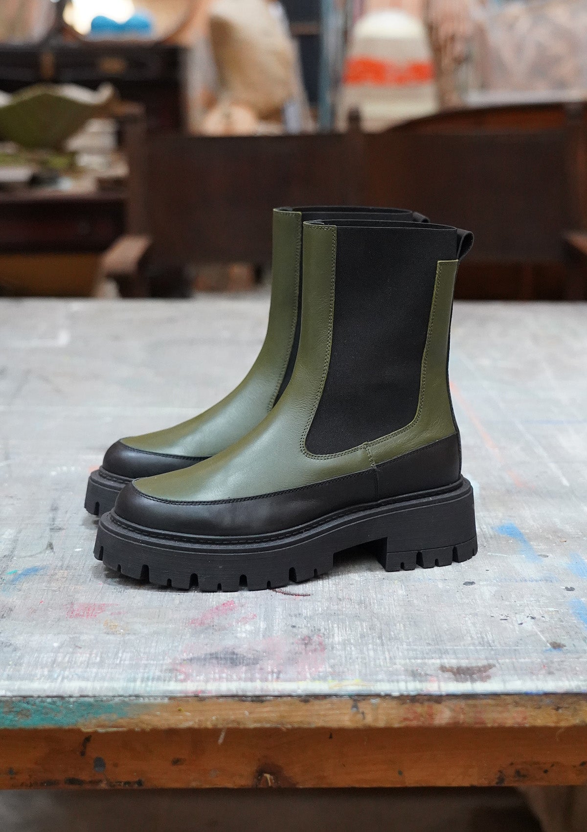 Bottines chelsea en cuir certifié | vert kaki "le jour camouflage"
