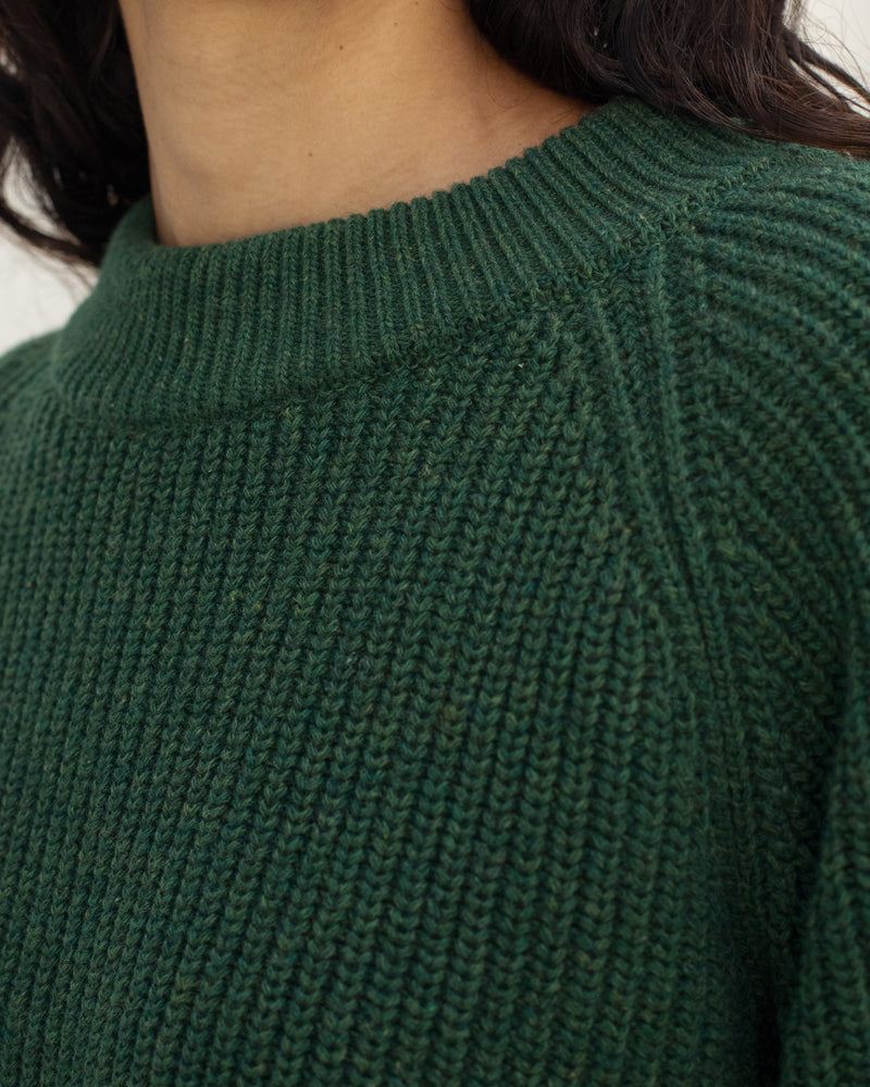 Pull court en laine recyclée | vert "cropped knit sweater - moss green"