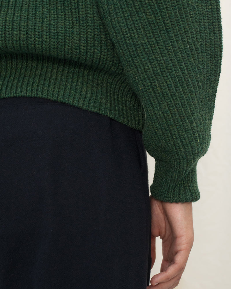 Pull court en laine recyclée | vert "cropped knit sweater - moss green"