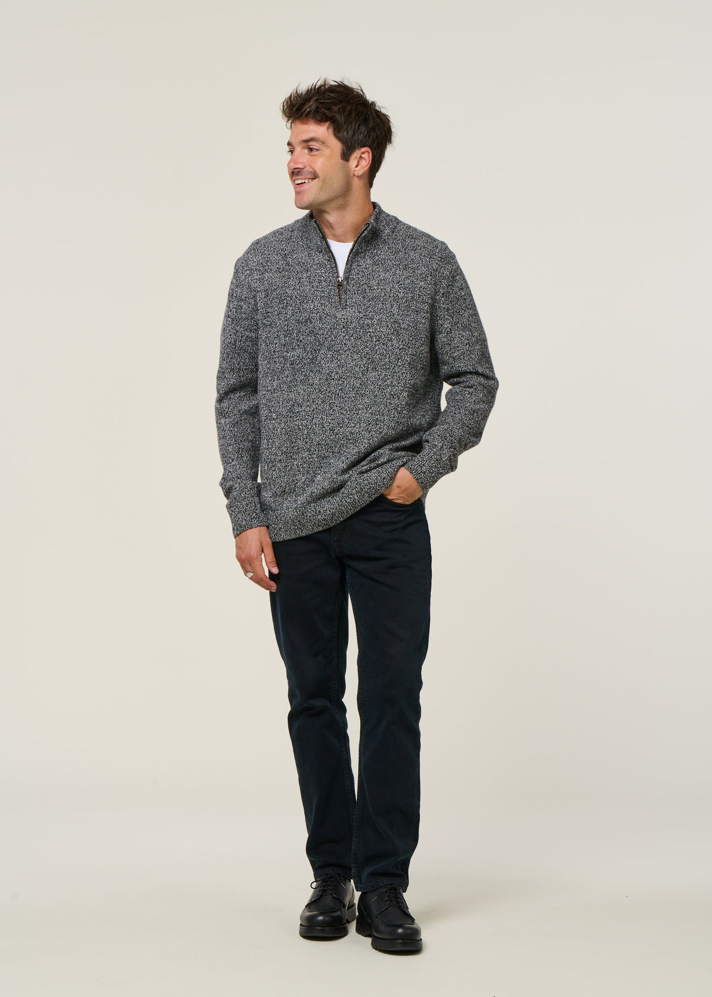 Pull col zippé  en laine recyclée | gris "antxiko - black"
